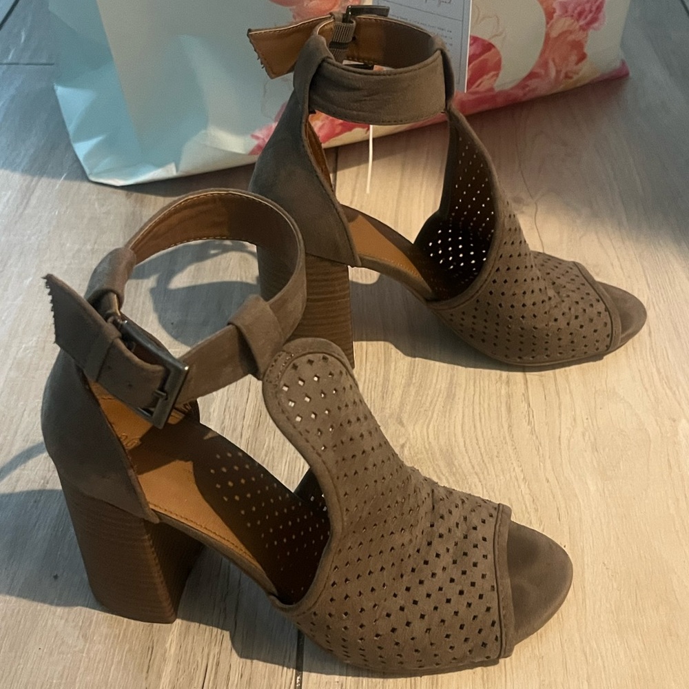 Universal thread Heeled cut out booties tan